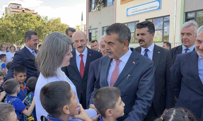 Kırklareli'de miniklerle İstiklal Marşı'nda buluştu: bakan Tekin öğretmenlerle bir araya geldi