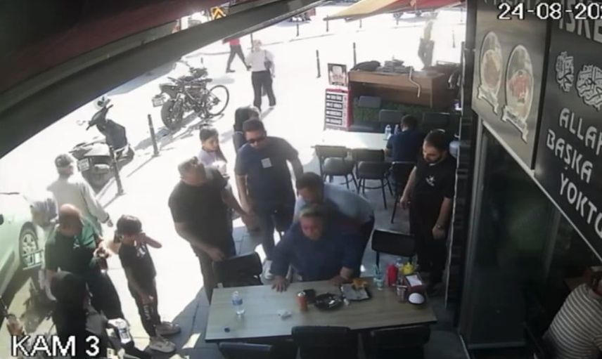 sivil polis Heimlich manevrasıyla kadının hayatını kurtardı