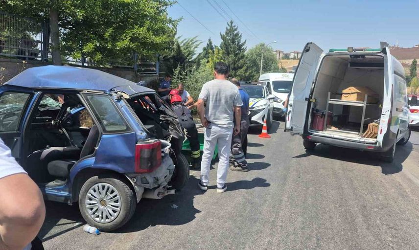 Eskişehir'de üç aracın karıştığı kazada araçta sıkışan kadın yaşamını yitirdi