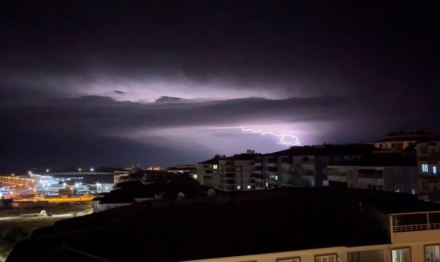 Besni gecesi şimşeklerle gündüze dönüştü
