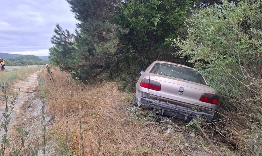 Bozüyük'te ani direksiyon kaybı ağaca çarpmayla sonuçlandı: 2'si çocuk 4 yaralı