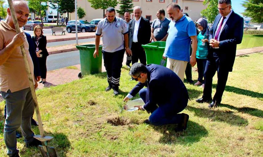 Hastane bahçesine fidanlarla yeşil miras bırakılıyor