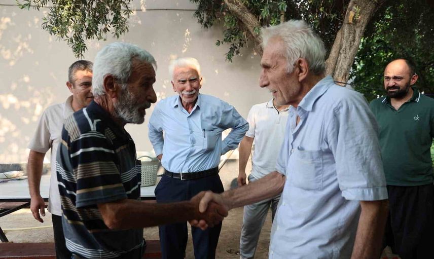 adliyeden tatlıyla çıkan sürücü, zarar gören dede ile helalleşti