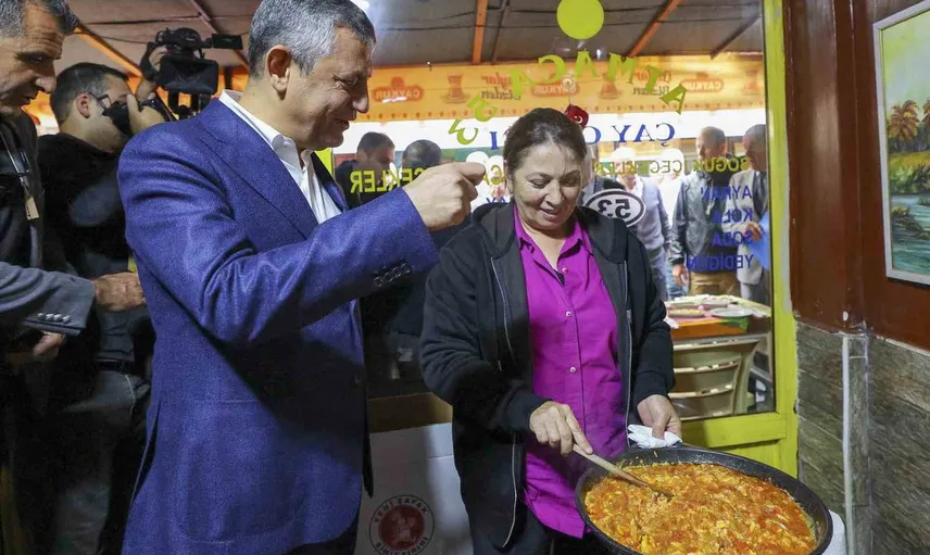Özgür Özel Pazar ziyaretinde esnafın yanında oldu