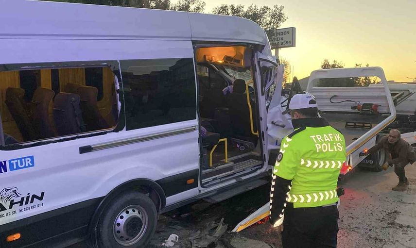 Arnavutköy'de sabah mesaisi kazaya döndü: servis minibüsü kamyona çarptı