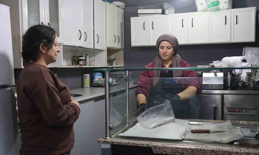 Gözleme dükkânıyla dört çocuğunu tek başına büyüten kadın, kiralık evde ayrımcılıkla karşılaşıyor