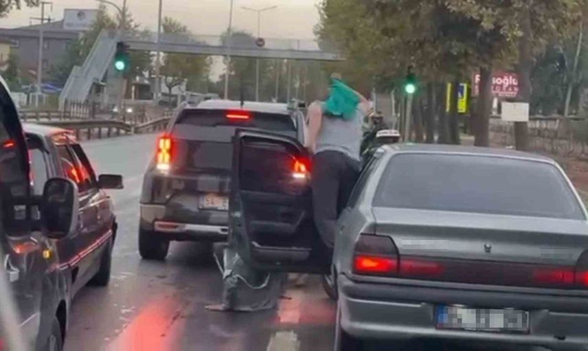 Sokakta yürüyeni ayağından ısırıp çeken köpeğin anı kamerada