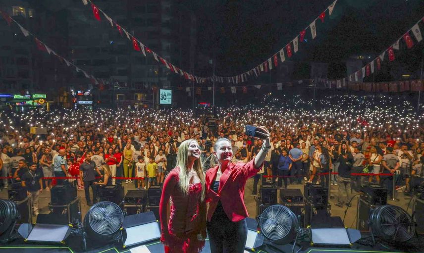 Antalya'da 30 ağustos coşkusu Derya Uluğ konseriyle doruğa çıktı