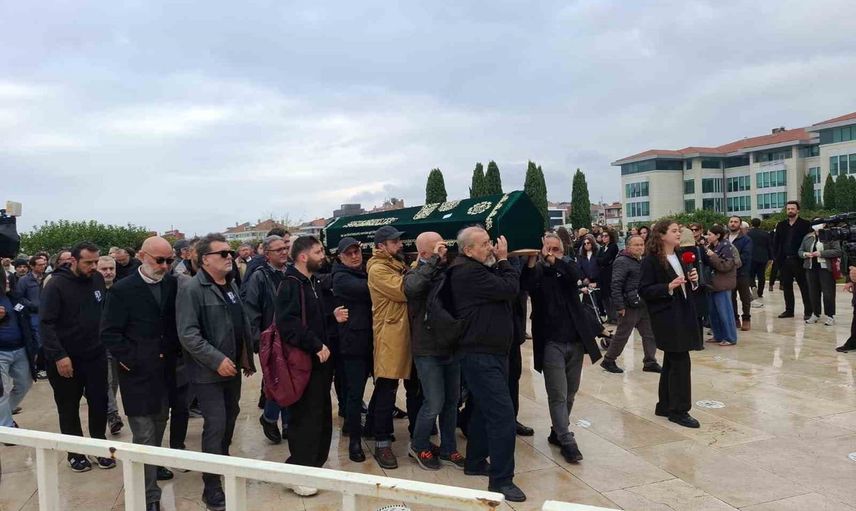 Edebiyat dünyası bir arada: Cem Akaş oğlunun yanına defnedildi
