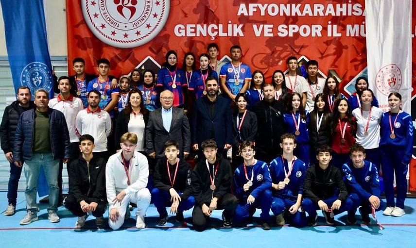 Şimşek kulüpleri Afyonkarahisar'da floor curling müsabakalarında zirveye çıktı