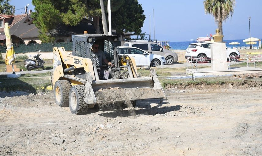 Kuşadası'nda Atatürk Bulvarı yenileniyor: 12 bin metrekarelik kilit parke çalışması