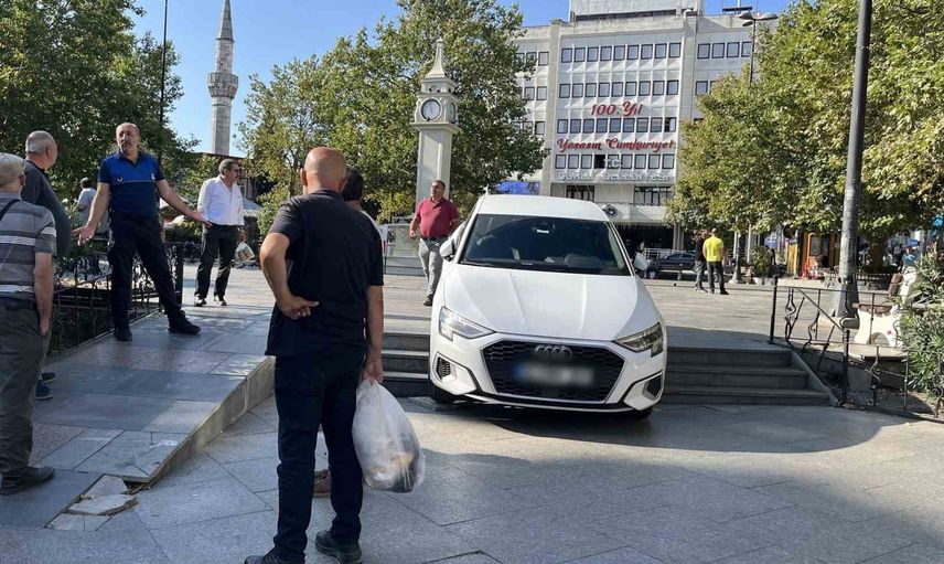 Tekirdağ'da merdivenlerde asılı kalan otomobil meydanı konuştu