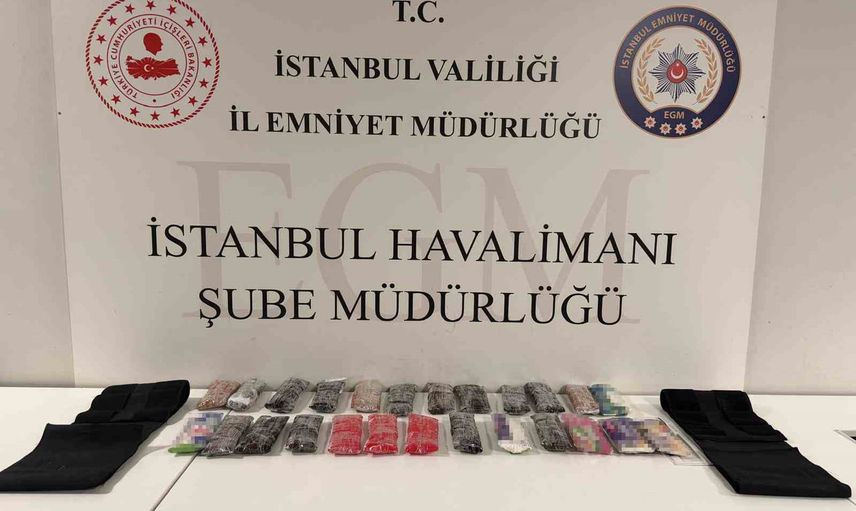 İstanbul havalimanı'nda görünmez yük: korse ve bacaklara gizlenen 8 kilo 250 gram metamfetamin