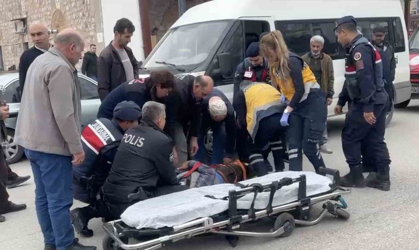 Alaca'da Meydan Cami önünde yolun karşısına geçmek isterken yaya yaralandı