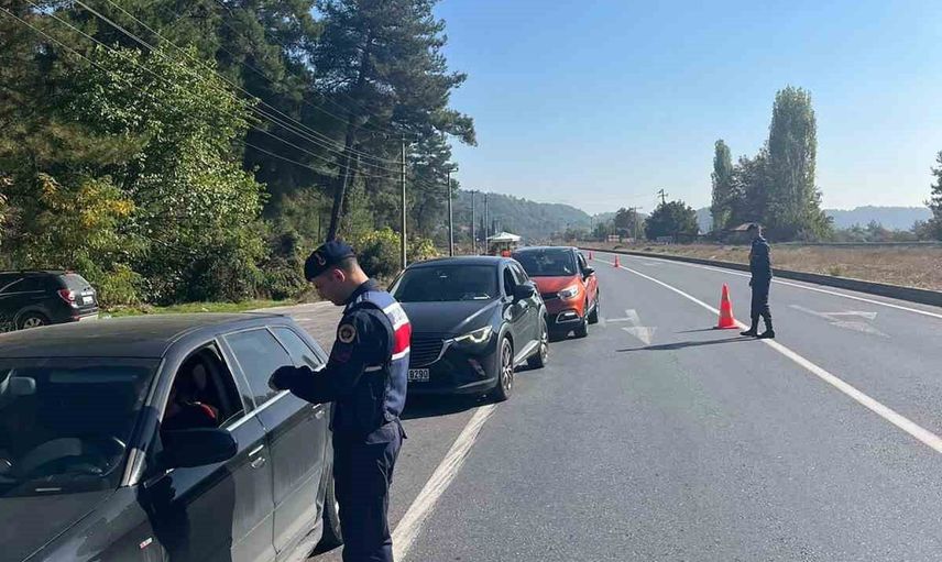 Muğla'da jandarma trafik denetimlerinde 27.741 araç kontrol edildi