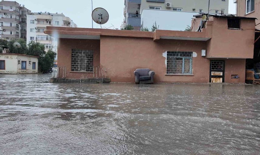 Mersin'de sağanak kıyılara ulaştı, Kızkalesi'nde dere taştı