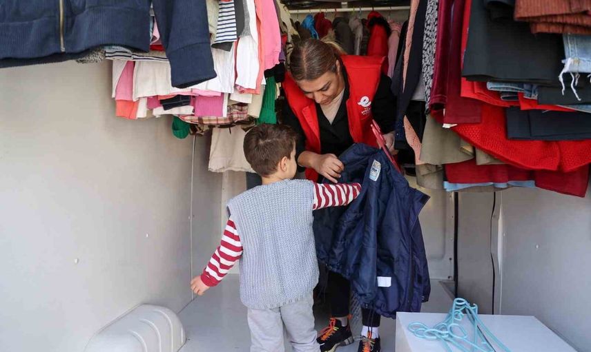 Efeler'de gezici destek aracı mahallelerde ihtiyaç sahiplerinin yanında