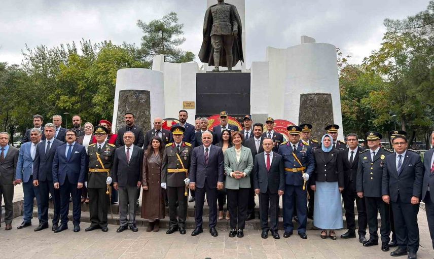 Diyarbakır'da cumhuriyetin 103. yılı resmi törenlerle anıldı