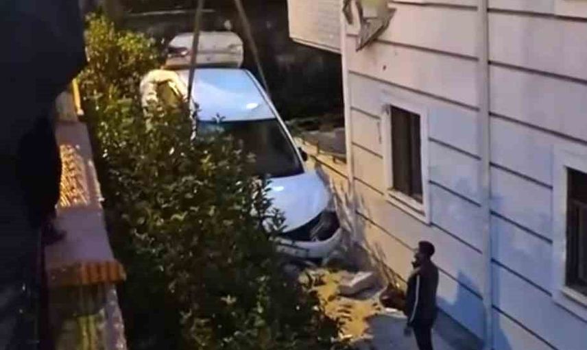 Vinçle çıkarıldı: kontrolden çıkan otomobil ikinci kattaki daireye girdi