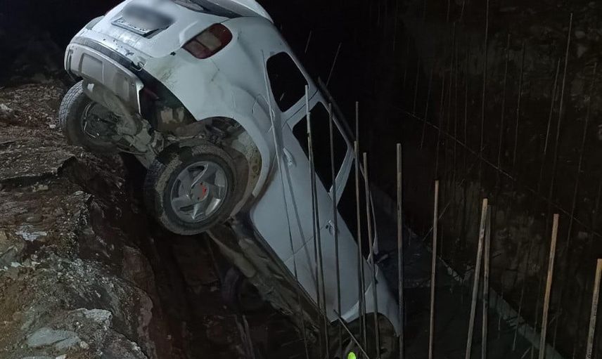 Pervari'de menfez çalışması yapılan alana düşen araç iki kişiyi yaraladı