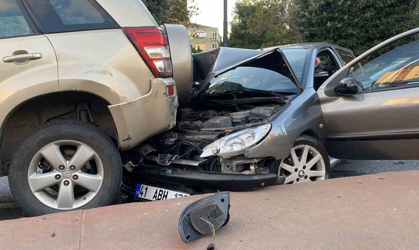 Beşiktaş'ta zincirleme kaza: polis toprağıyla olası kayma riskini engelledi