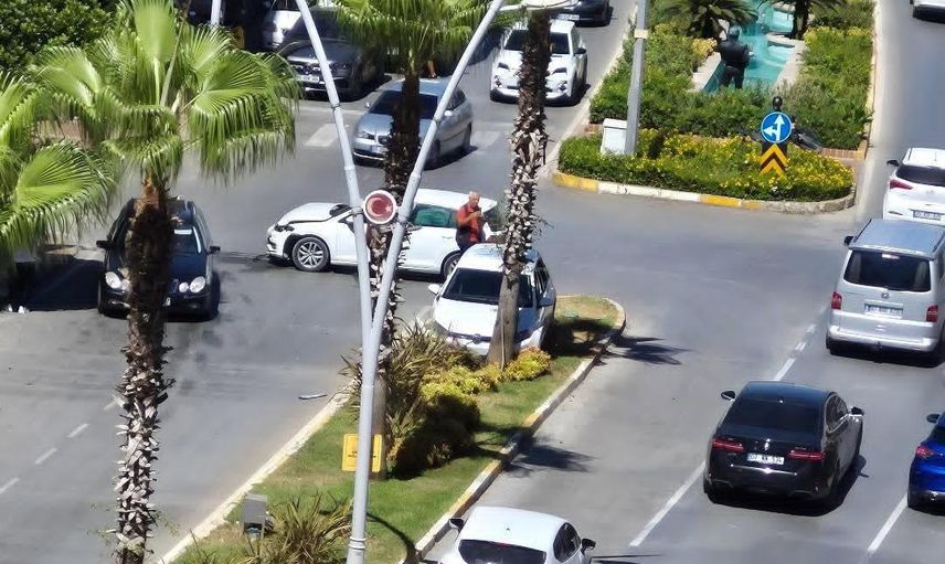 Manavgat'ta kavşakta çarpışma: araç refüjdeki palmiyeye çarparak durdu