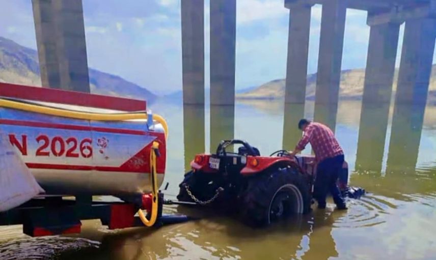 Hasankeyf'te baraj sularına gömülen traktör vatandaşların yardımıyla sudan çıkarıldı