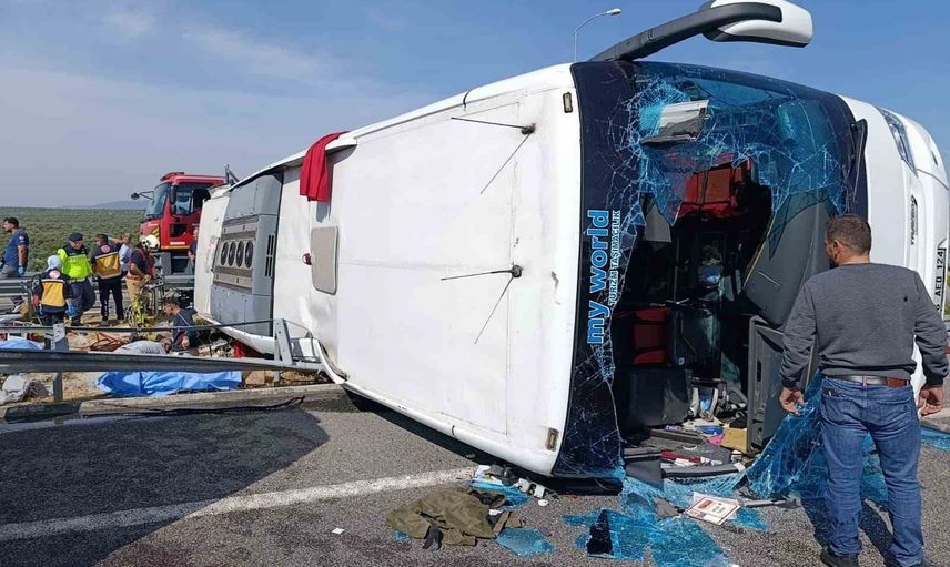 Akhisar'da otoyolda çekici ile yolcu otobüsünün çarpışması: 4 kişi hayatını kaybetti