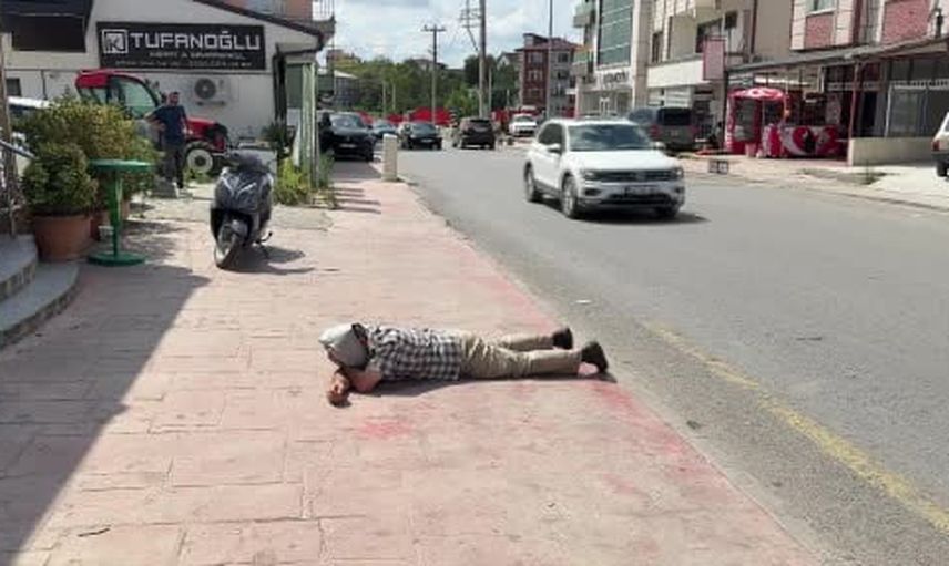 Kaynarca'da kaldırımda yatan kişi ekiplerce hastaneye götürüldü
