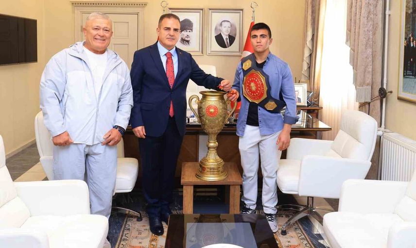 Muğla'nın şampiyon pehlivanı kupasını valiye sundu