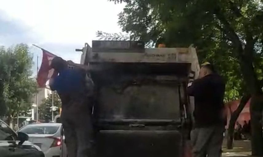 Sokaktan alınan Türk bayrağı temizlik kamyonunda dalgalandı