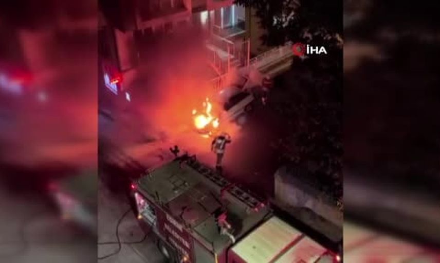Edirne'de gece yangını: park halindeki otomobil tamamen yandı