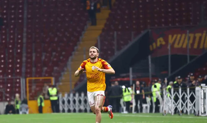 Barış Alper Yılmaz galibiyeti taraftarla sahada kutladı