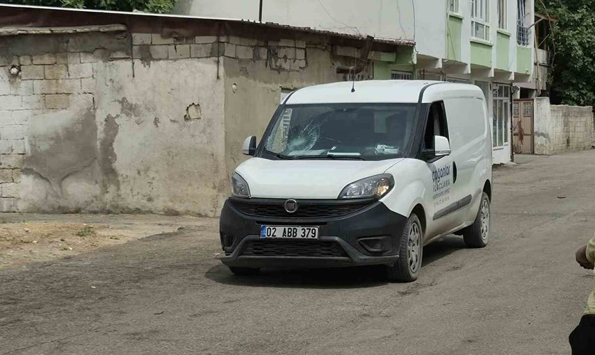 Bahçelievler Mahallesi'nde kavşakta çarpışma: plakasız motosiklet sürücüsü yaralandı