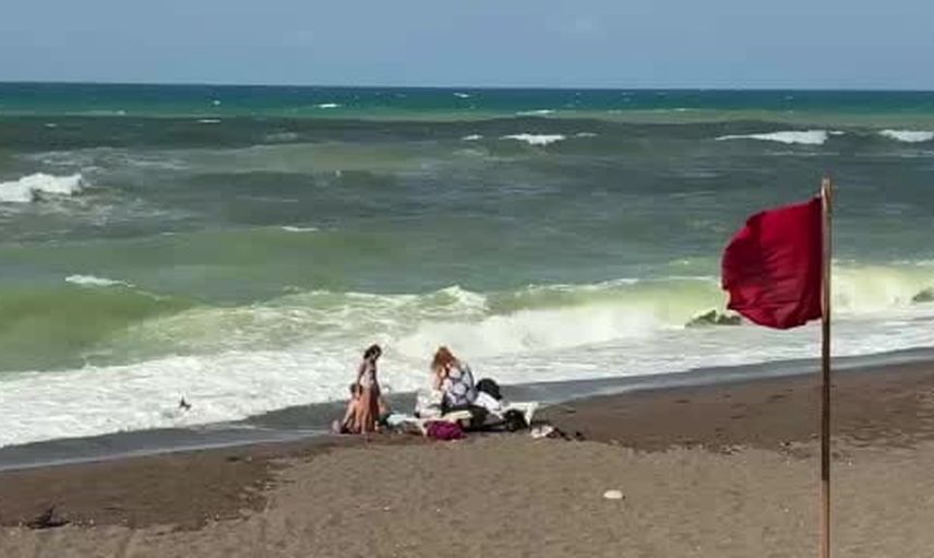 Akçakoca’da deniz hırçınlaştı, sahil güvenliği uyarıları sürüyor