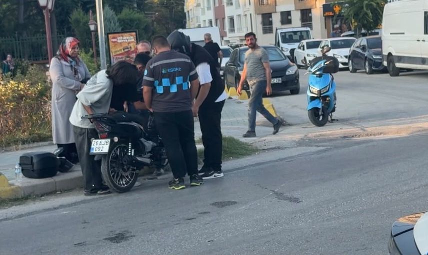 Tepebaşı'nda iki motosikletin çarpışması: sürücü yaralandı