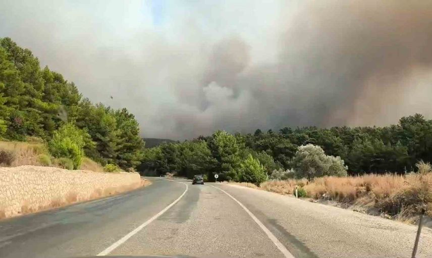 Seydikemer'den Kaş'a uzanan yangın gökyüzünü dumanla örttü