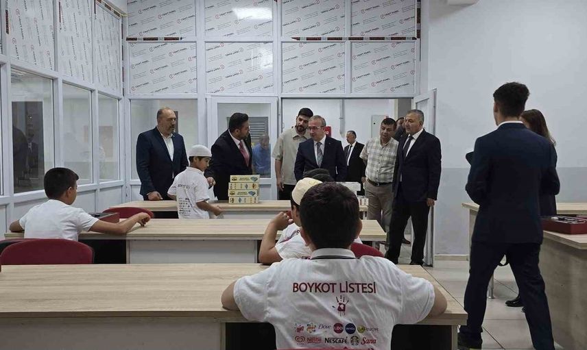 Vali Erdinç Yılmaz sınıflarda: TÜGVA yaz okulunda gençlerle buluşma