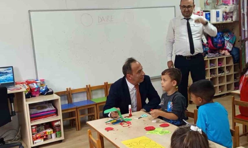 Efeler'de oyun saati: ilçe milli eğitim müdürü sınıfta çocuklarla eşlik etti