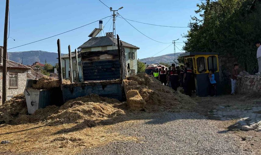 Konya'da saman yüklü kamyonda yangın çıktı, ekiplerin erken müdahalesiyle söndürüldü