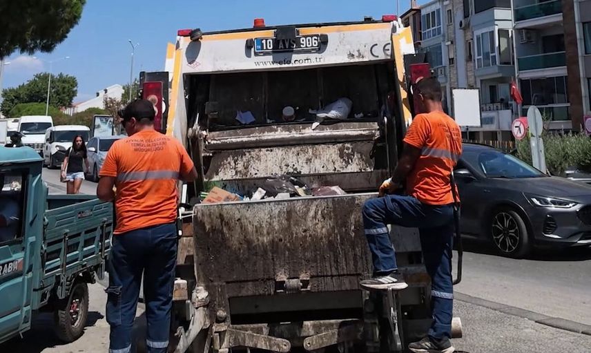 Çöp kamyonu arkasındaki görünmez emek: Ayvalık'ta temizlikçilerin mesaisi