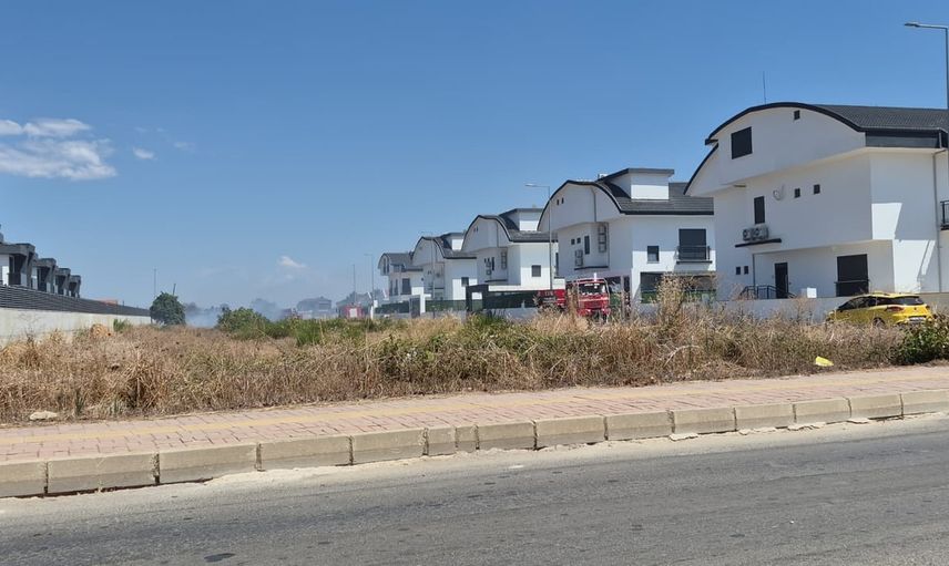 Serik'te otluk yangınında baraka küle döndü, villalara sıçraması önlendi