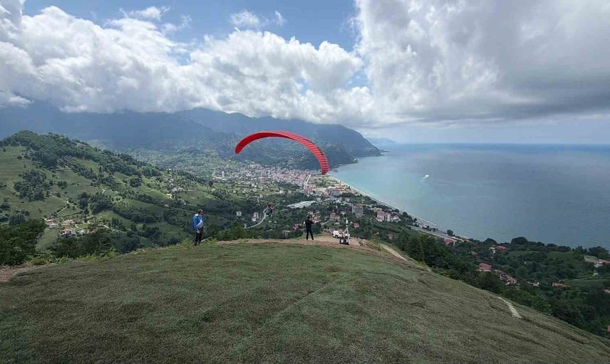 Karadeniz'in mavisiyle gökyüzüne çıkanlar: Kemalpaşa yamaç paraşütü şampiyonası başladı