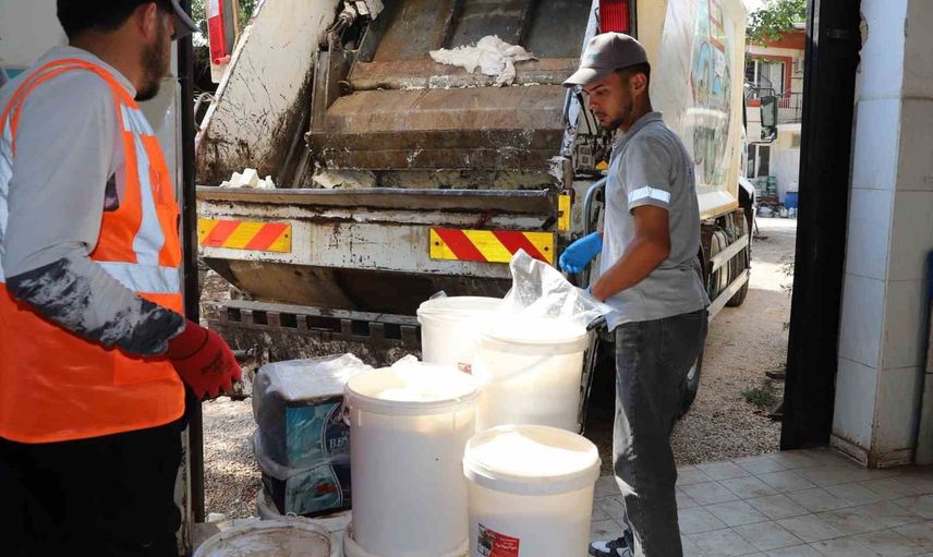 Açıkta bekleyen 15 ton süt ürünü zabıta ekiplerince imha edildi