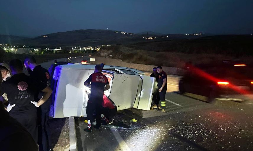 Siirt'te kontrolden çıkan otomobil yan yatarak iki kişiyi yaraladı