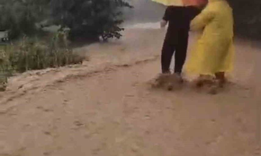 Giresun'da aniden yükselen sular grup yollarını kapattı, hes zarar gördü