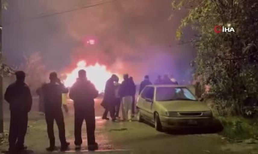 Arnavutköy'de çiçekçi dükkanında çıkan yangın söndürüldü