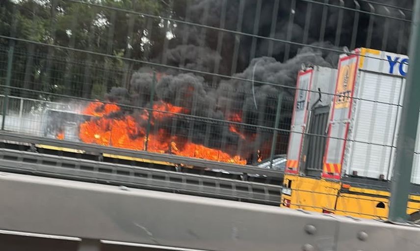 Bakırköy'de motoru tutuşan İETT otobüsü alev aldı, soğutma dronla kaydedildi