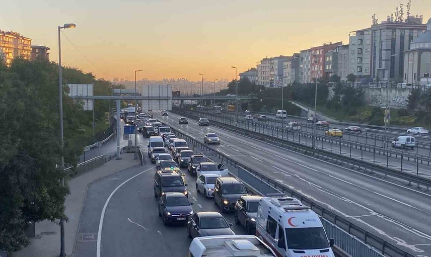 Tanker arızası okmeydanı e-5'te trafiği yaklaşık yarım saat durdurdu