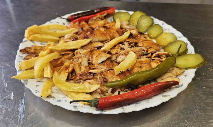 Genç girişimciden Hatay’da dayanışma: 100 gram döneri 100 TL’ye satıp askıya yemek koydu